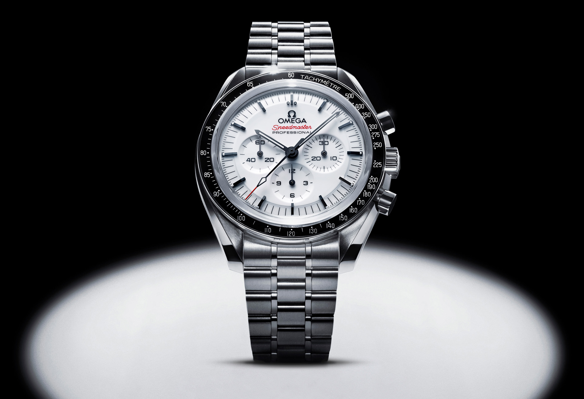 Omega представила яркую версию часов Speedmaster Moonwatch